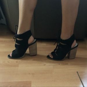 Women’s size 4 shoes